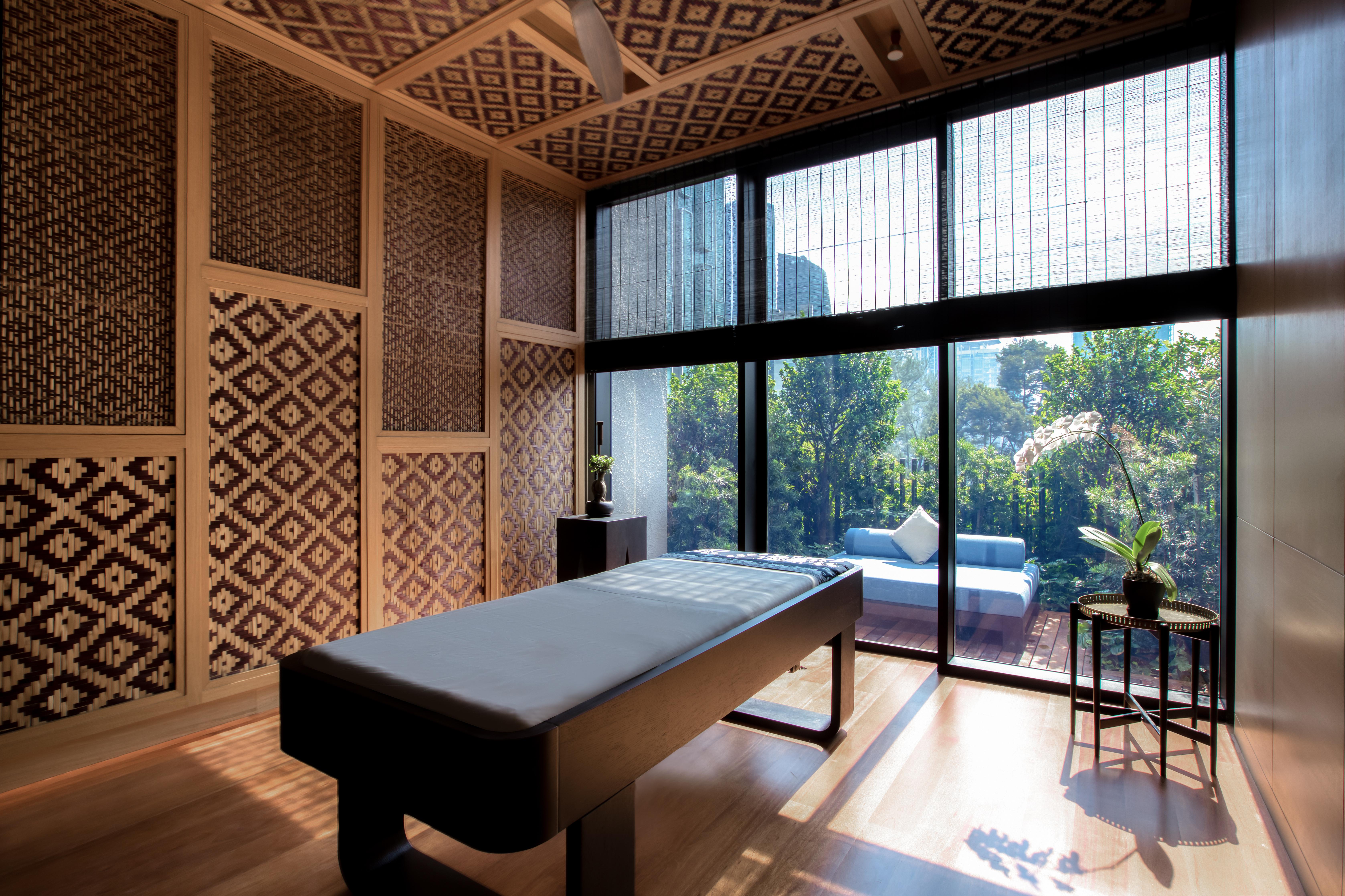 더 루마 호텔 앤 레지던스 쿠알라룸푸르 외부 사진 The photo displays a tranquil room designed for relaxation or therapy. The room features a massage table centered in the space, with elegant wooden accents. The walls are adorned with intricate geometric patterns, contributing to a serene atmosphere.