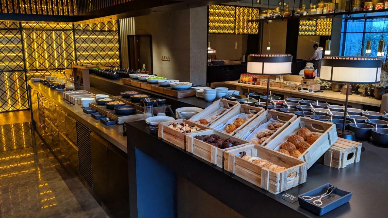 더 루마 호텔 앤 레지던스 쿠알라룸푸르 외부 사진 A buffet at a hotel